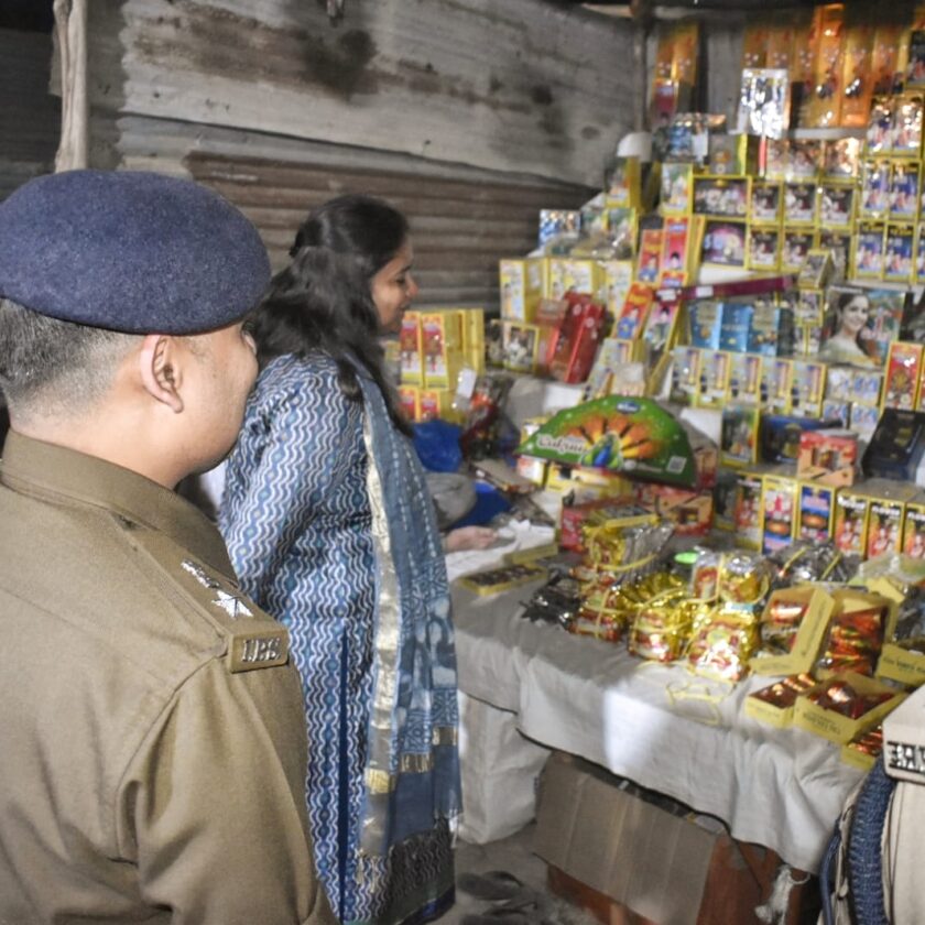 क्षेत्र की सुरक्षा को लेकर डीएम-एसपी ने पटाखों की दुकान का किया निरीक्षण